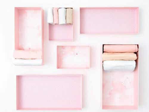 Ngăn k&eacute;o tủ quần &aacute;o của bạn trở n&ecirc;n gọn g&agrave;ng hơn với những hộp carton nhỏ chia ngăn lưu trữ như n&agrave;y.