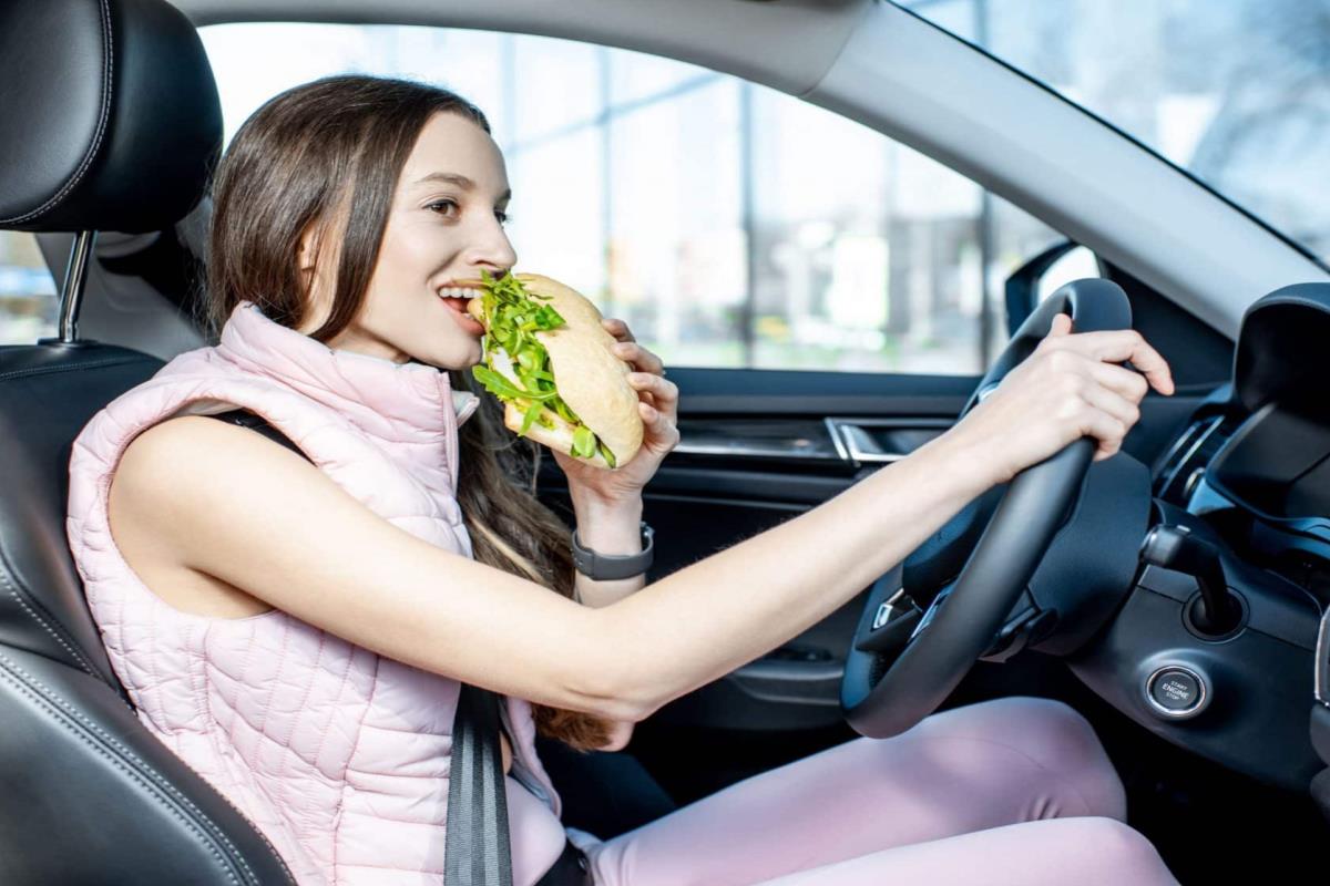 vừa l&aacute;i xe vừa ăn uống 1