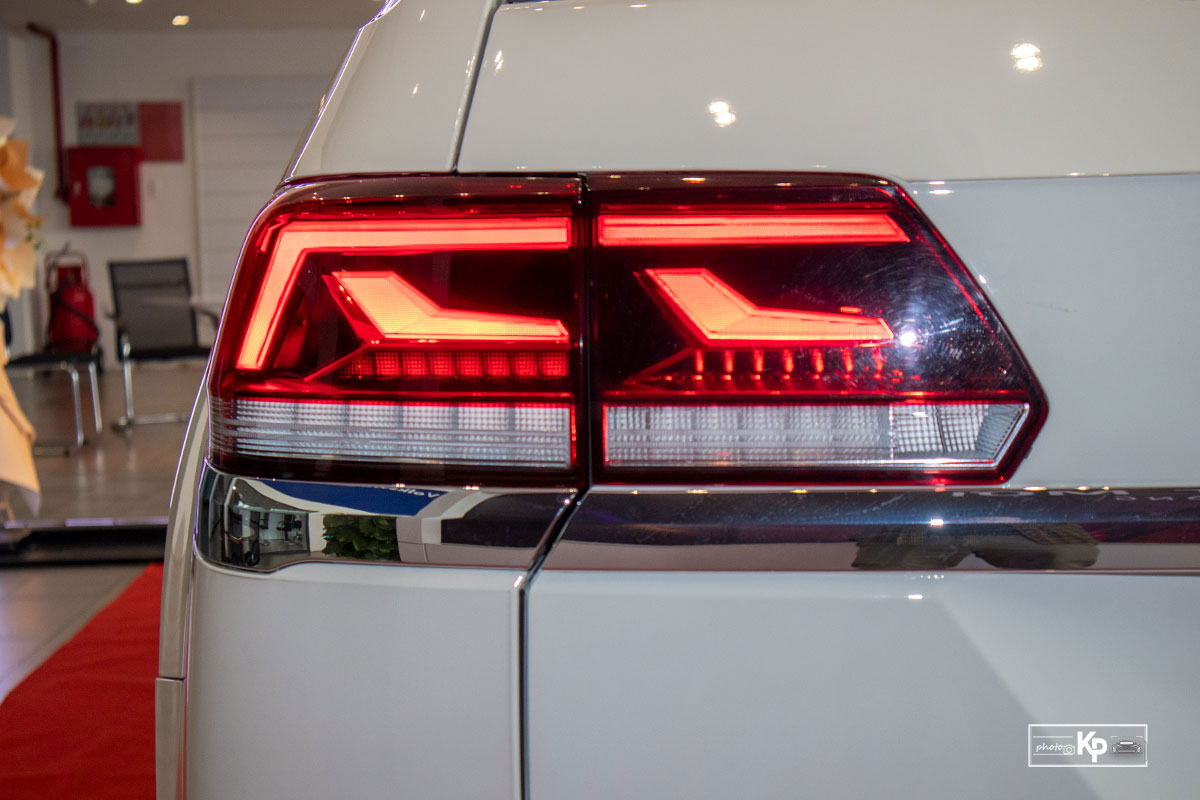 Ảnh Đ&egrave;n hậu xe Volkswagen Teramont 2021