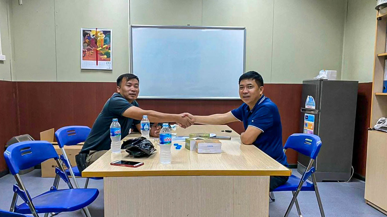 Anh Phạm Huy Biền (phải) chia sẻ kh&oacute; khăn gặp phải khi c&oacute; dịch Covid-19.