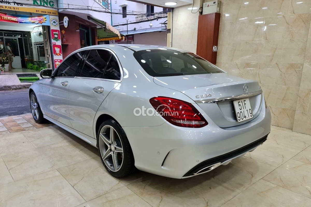 Ngoại thất của xe Mercedes-Benz C300 2017 còn rất mới. Ngoại thất của xe Mercedes-Benz C300 2017 còn rất mới