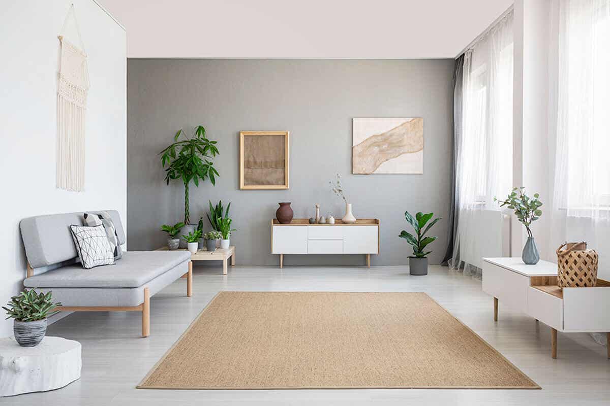 Để giúp phòng khách hình chữ nhật thoáng đãng hơn, bạn nên bài trí đồ nội thất, vật dụng về phía các bức tường.