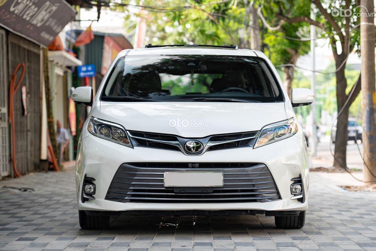 Toyota Sienna Limited 2018 cũ vẫn cao cấp 3 lần so với Kia Sedona.