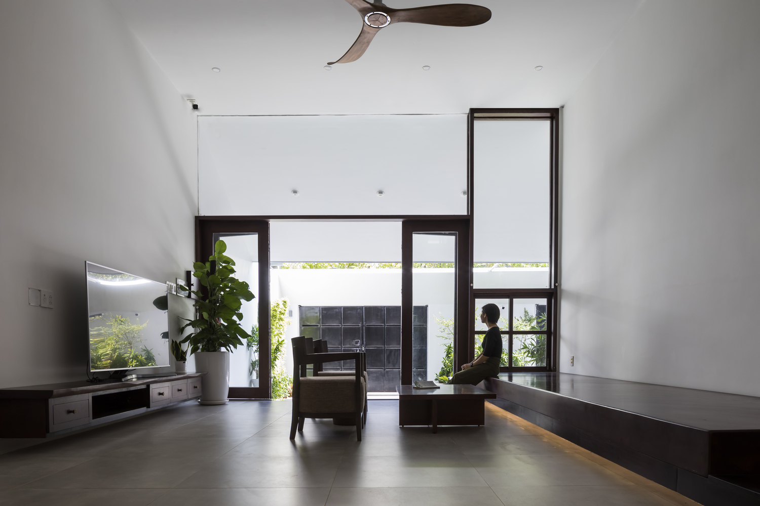 Nội thất được thiết kế theo phong cách hiện đại, tối giản với bảng màu trắng chủ đạo kết hợp ăn ý cùng sắc nâu gỗ ấm áp, thân thuộc.