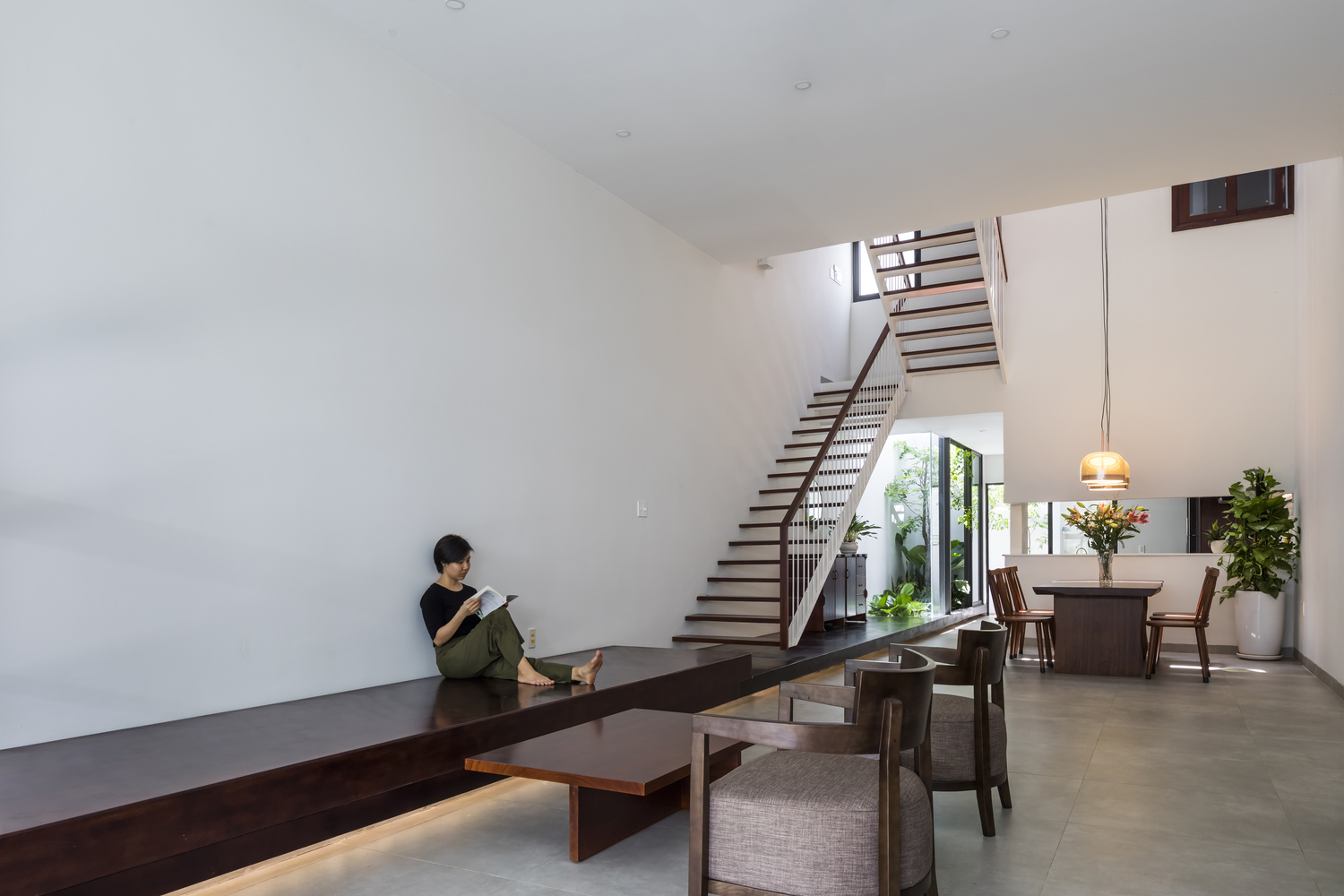 Thay vì ghế sofa thông thường, chiếc phản gỗ dài trong phòng khách mang đến chỗ ngồi rộng rãi, thoải mái, thậm chí có thể nghỉ tạm qua trưa ở đây.
