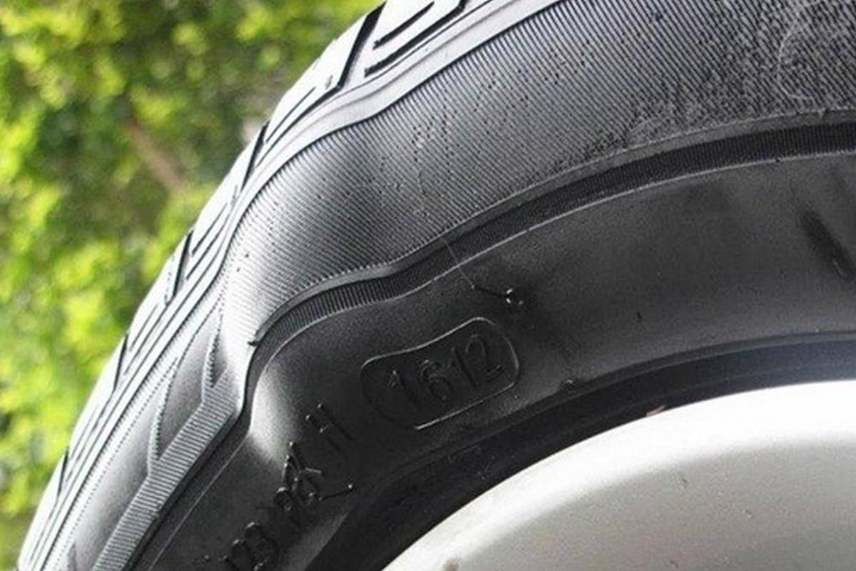 lốp xe &ocirc; t&ocirc; bị biến dạng