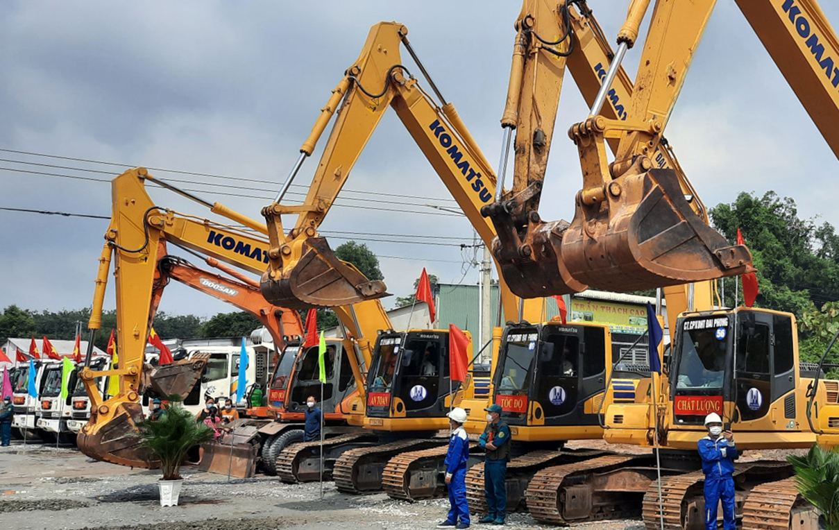 Máy móc thiết bị chuẩn bị lễ khởi công dự án.