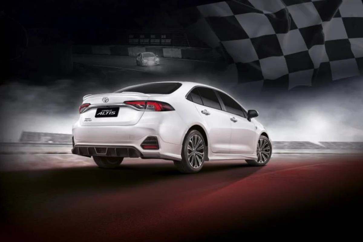 Toyota Corolla Altis N&uuml;rburgring đu&ocirc;i xe
