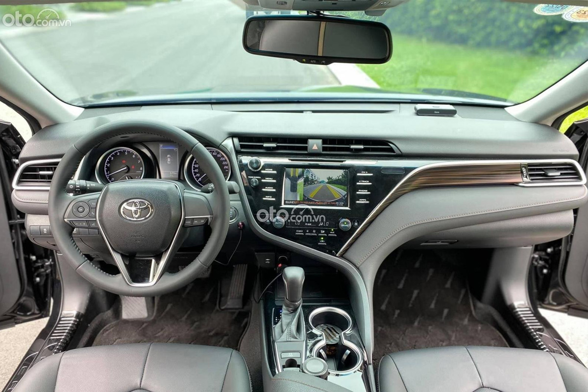 Toyota Camry nhập khẩu mới lăn bánh chỉ 600 km đã được rao bán Toyota Camry nhập khẩu mới lăn bánh chỉ 600 km đã được rao bán .