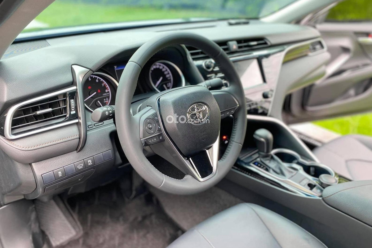 Toyota Camry nhập khẩu mới lăn bánh chỉ 600 km được rao bán Toyota Camry nhập khẩu mới lăn bánh chỉ 600 km được rao bán.