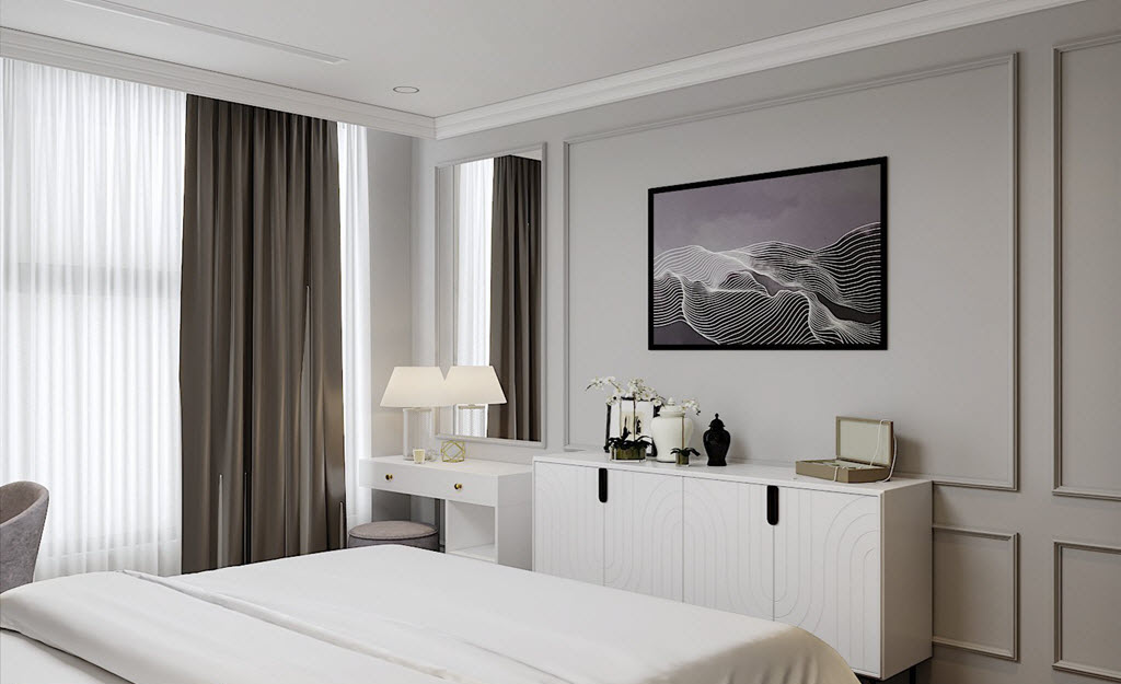 Bàn trang điểm và kệ lưu trữ được bố trí gọn đẹp ở phía cuối chân giường. Gương lớn gắn tường cạnh cửa kính có tác dụng phản chiếu, hút sáng tự nhiên hiệu quả.