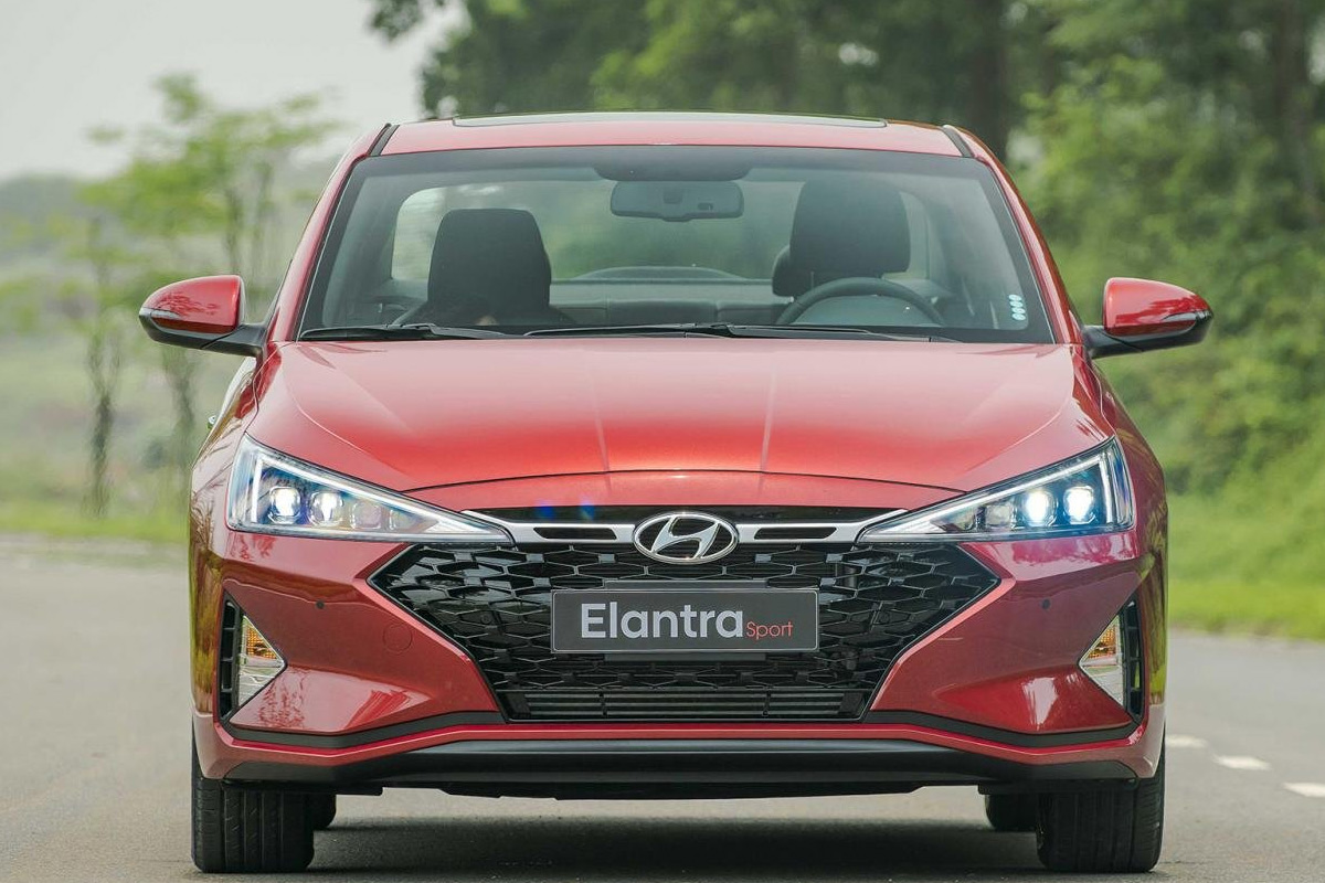 Hyundai Elantra cũng là mẫu xe hiện đang được giảm giá khá mạnh tay