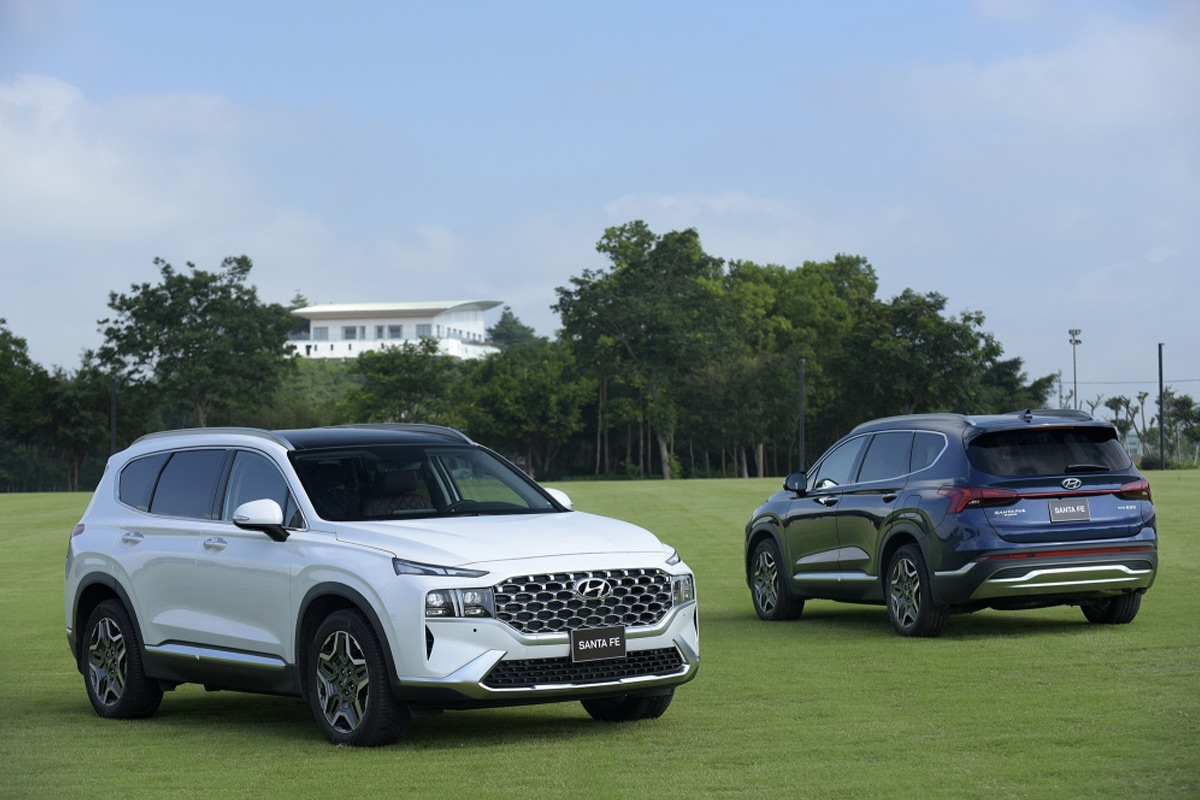 Hyundai Santa Fe cũng là mẫu xe có sức cạnh tranh cao.