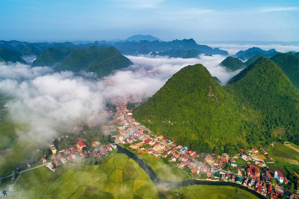 h&igrave;nh ảnh n&uacute;i rừng Lạng Sơn với m&acirc;y trắng bao phủ