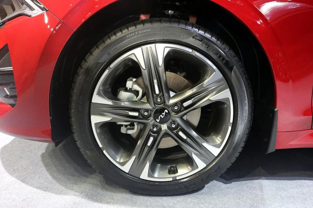 Ảnh thực tế KIA K5 2022 mới ra mắt, liệu c&oacute; "lật ngược thế cờ" trước Toyota Camry? a4