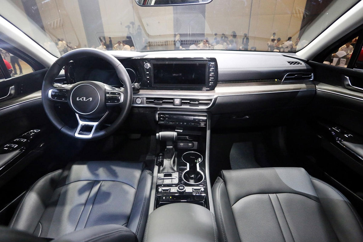 Ảnh thực tế KIA K5 2022 mới ra mắt, liệu c&oacute; "lật ngược thế cờ" trước Toyota Camry? a5