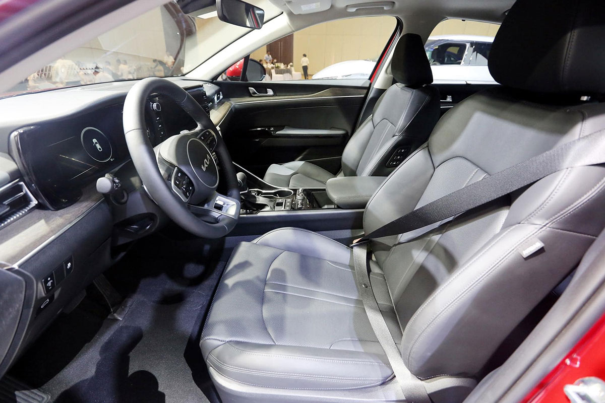 Ảnh thực tế KIA K5 2022 mới ra mắt, liệu c&oacute; "lật ngược thế cờ" trước Toyota Camry? a8