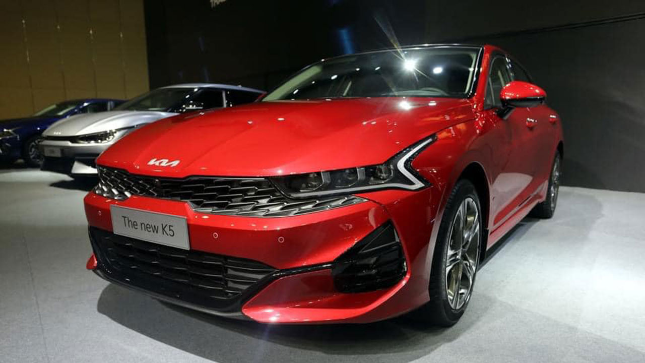 Ảnh thực tế KIA K5 2022 mới ra mắt, liệu c&oacute; "lật ngược thế cờ" trước Toyota Camry? a1