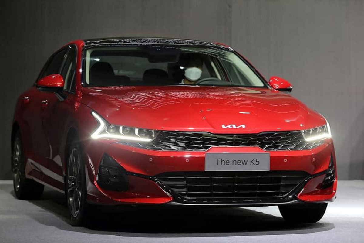 Ảnh thực tế KIA K5 2022 mới ra mắt, liệu c&oacute; "lật ngược thế cờ" trước Toyota Camry? a2