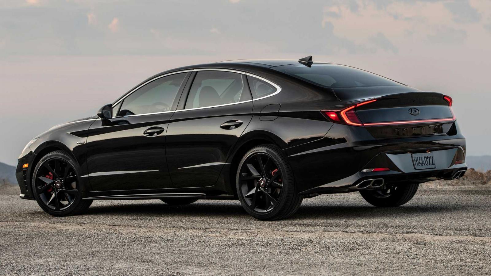 Phía sau Hyundai Sonata N-Line Night Edition 2022.
