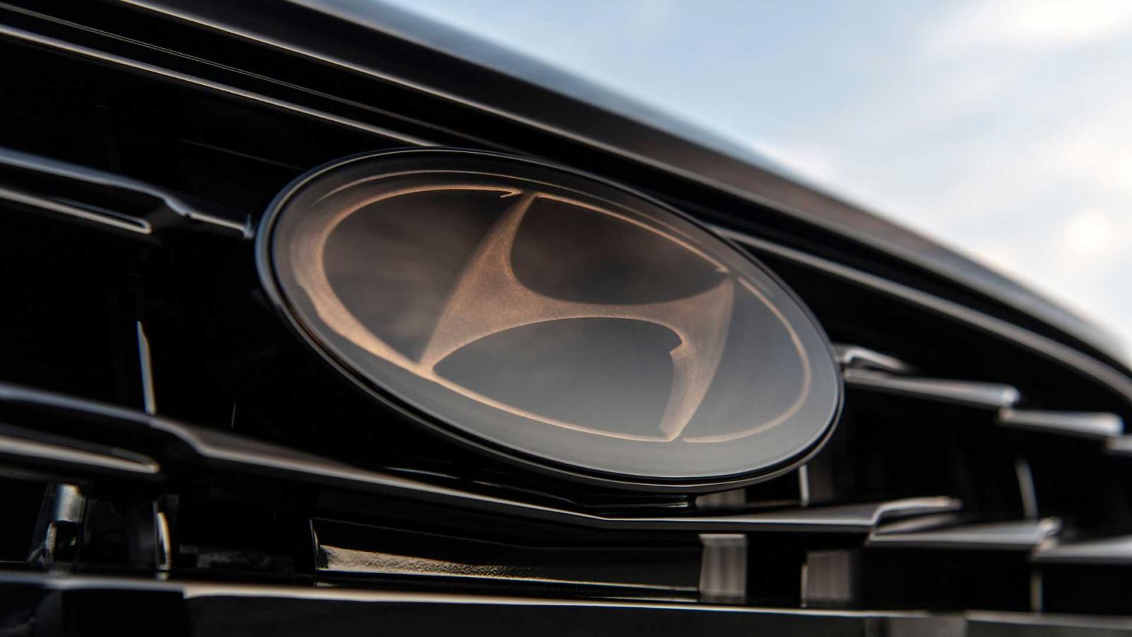 Logo phía trước Hyundai Sonata N-Line Night Edition 2022.