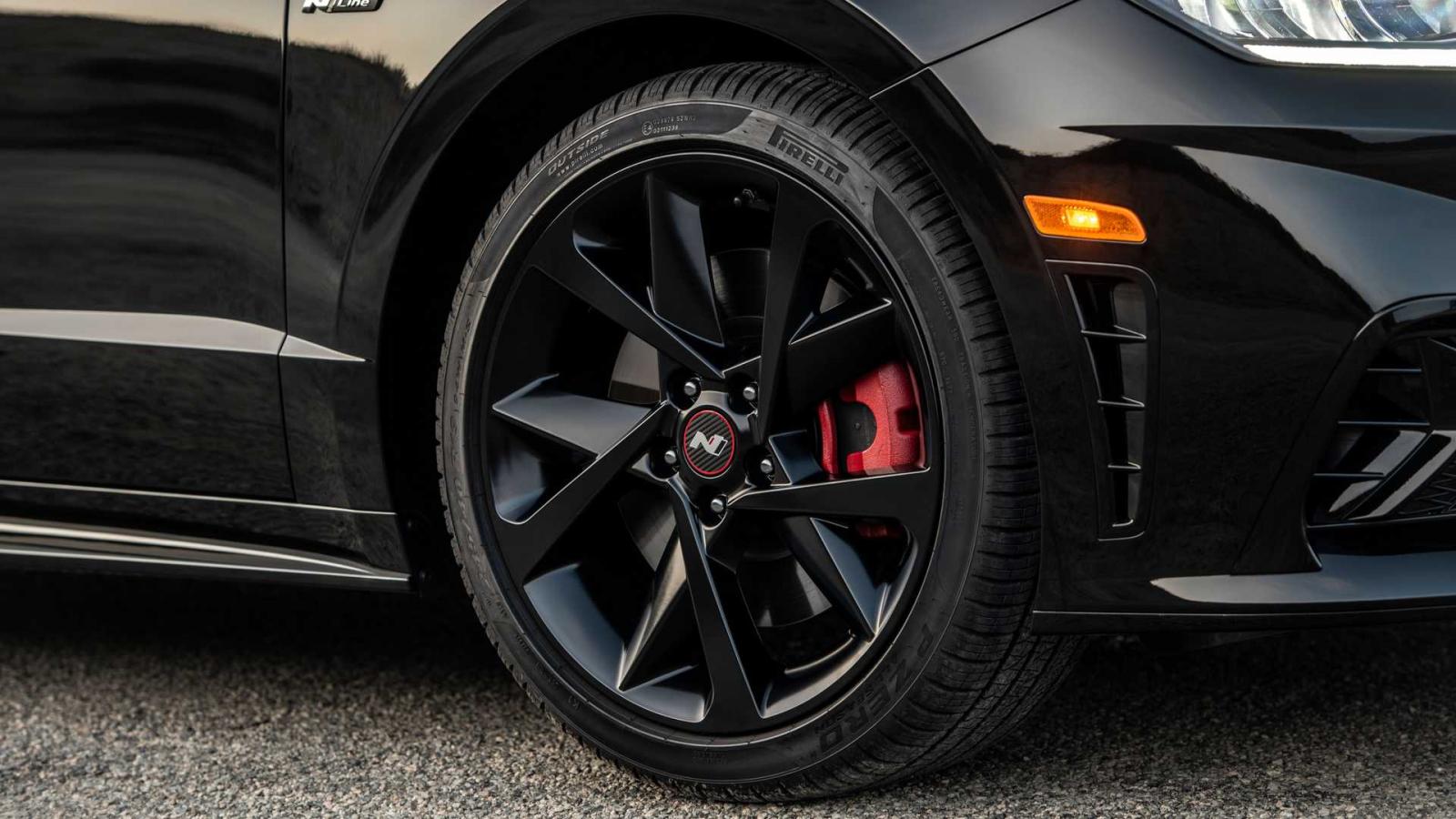 Ốp la-zăng bằng carbon trên Hyundai Sonata N-Line Night Edition 2022.