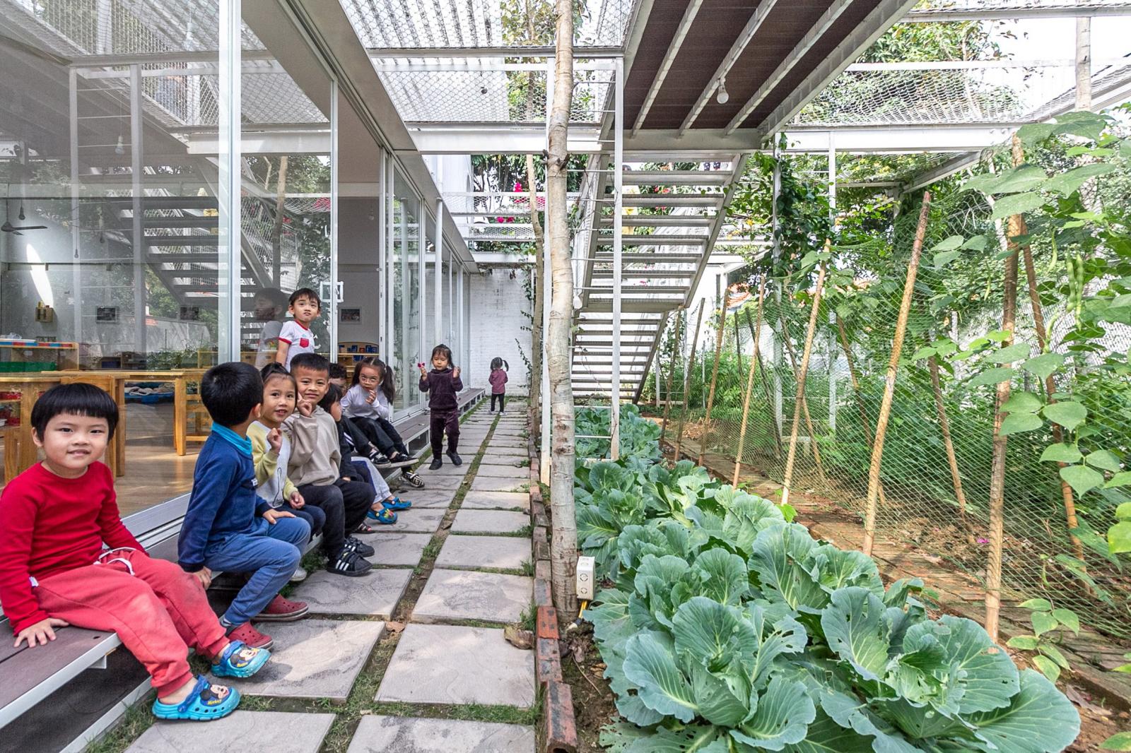 ​Trong khu vườn n&agrave;y, trẻ em c&oacute; thể học c&aacute;ch trồng v&agrave; chăm s&oacute;c c&aacute;c loại c&acirc;y ăn quả phổ biến, c&aacute;c loại rau theo m&ugrave;a v&agrave; c&aacute;c loại hoa m&agrave; ch&uacute;ng y&ecirc;u th&iacute;ch.