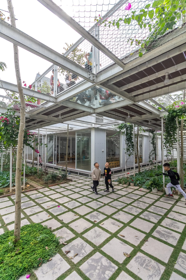 D&ugrave; diện t&iacute;ch đất kh&ocirc;ng lớn nhưng chủ đầu tư vẫn quyết t&acirc;m d&agrave;nh hơn 50% cho s&acirc;n vườn để tạo ra kh&ocirc;ng gian học tập gần gũi với thi&ecirc;n nhi&ecirc;n.