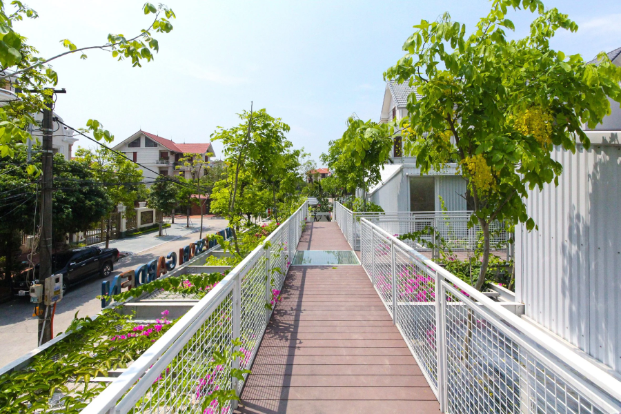 Kh&ocirc;ng gian s&acirc;n vườn tầng tho&aacute;ng rộng với c&aacute;c khoảng trống cho c&acirc;y cối v&agrave; thực vật ph&aacute;t triển xanh tốt quanh năm.