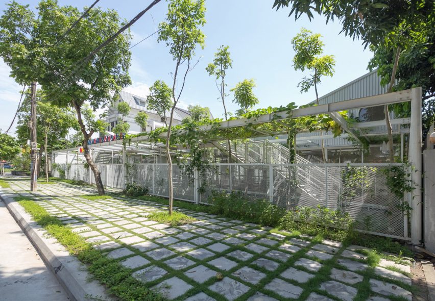 Khu&ocirc;n vi&ecirc;n của trường mầm non được bao quanh bởi h&agrave;ng r&agrave;o lưới trắng​.