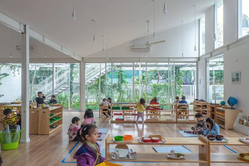 B&ecirc;n trong c&aacute;c lớp học, cửa sổ v&agrave; cửa k&iacute;nh trượt tạo sự kết nối gần gũi với thi&ecirc;n nhi&ecirc;n b&ecirc;n ngo&agrave;i. Khung th&eacute;p để hở b&ecirc;n trong cho ph&eacute;p c&aacute;c khu vực giảng dạy linh hoạt nhất c&oacute; thể.