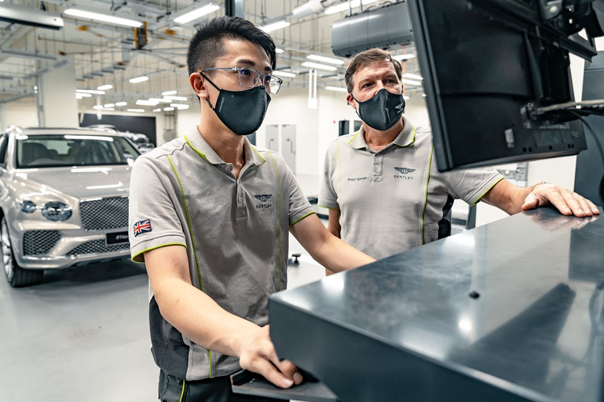 Đội ngũ kỹ thuật viên chuyên nghiệp tại trung tâm dịch vụ ủy quyền của Bentley.