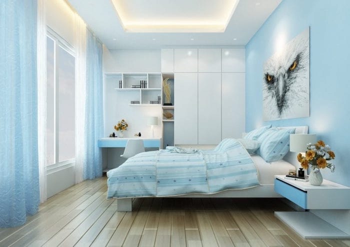 Ph&ograve;ng ngủ con g&aacute;i sử dụng bảng m&agrave;u tương tự với điểm nhấn l&agrave; bức tranh tường đầu giường cực h&uacute;t mắt, c&ugrave;ng với đ&oacute; l&agrave; hệ r&egrave;m cửa m&agrave;u xanh dương cao kịch trần.