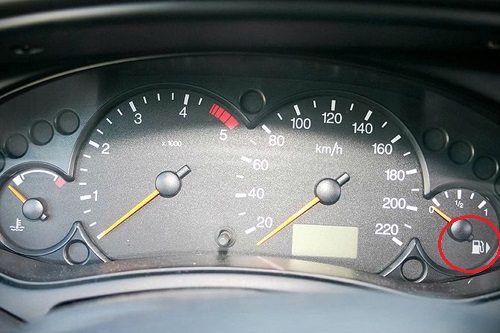 Xác định nắp vị trí bình xăng.