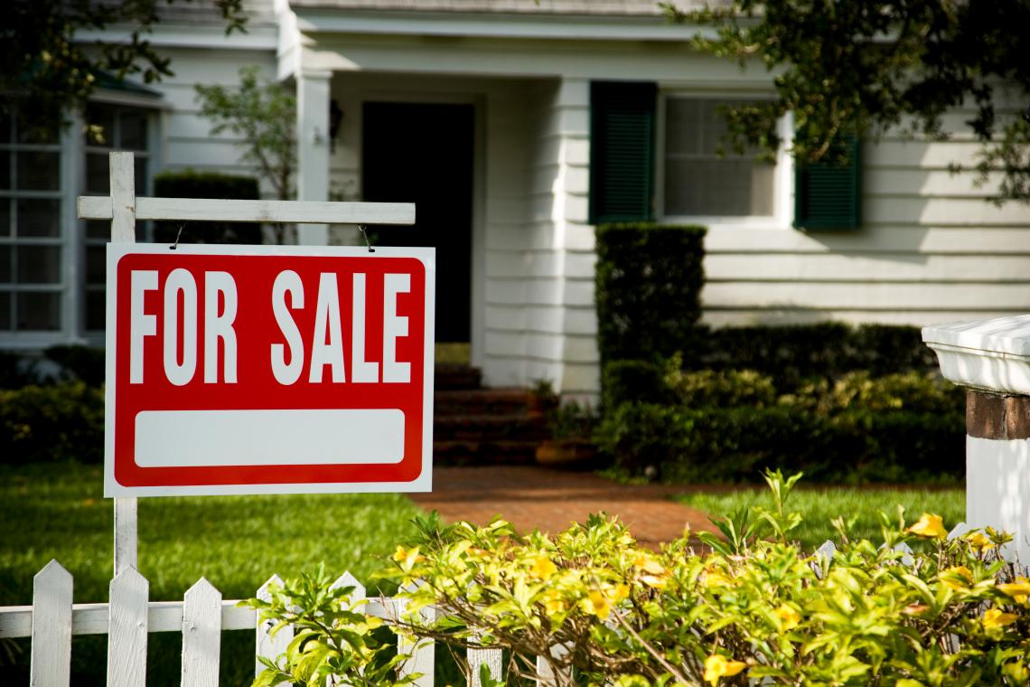 h&igrave;nh ảnh cận cảnh d&ograve;ng chữ for sale m&agrave;u trắng tr&ecirc;n nền m&agrave;u đỏ minh họa cho thuế thu nhập c&aacute; nh&acirc;n khi b&aacute;n nh&agrave;