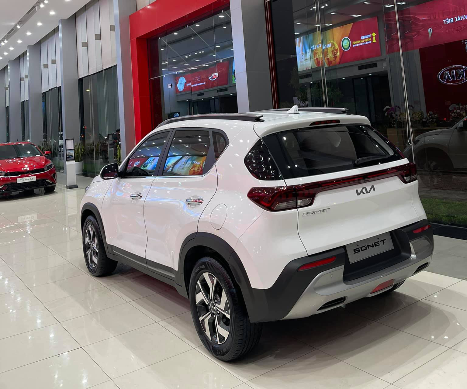 Ảnh thực tế KIA Sonet 2021 mới về đại l&yacute;, gi&aacute; 609 triệu đồng chờ cạnh tranh Toyota Raize a3