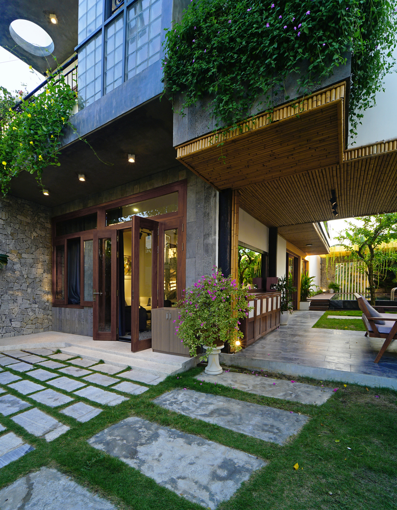 sân trước, hiên nhà thoáng rộng