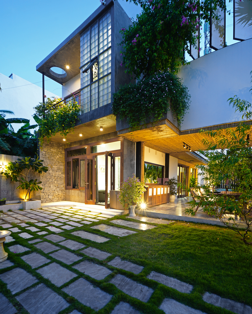 Khung cảnh ngôi nhà khi lên đèn. Ánh sáng đèn làm nổi bật vẻ đẹp của đường nét kiến trúc, vật liệu sử dụng.