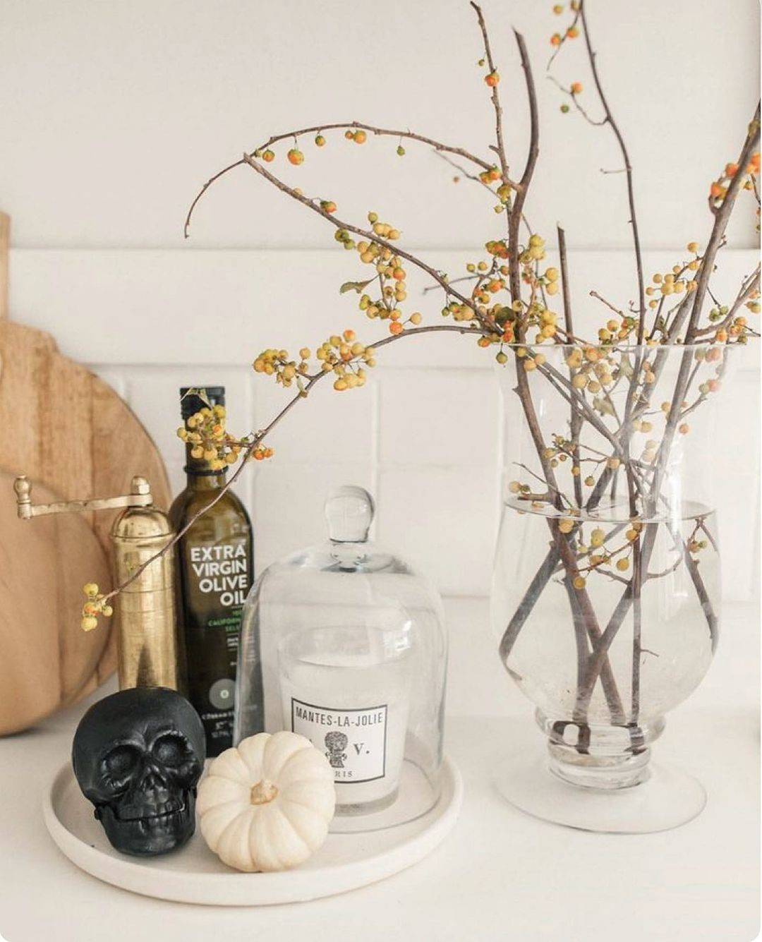 Kết hợp phụ kiện trang trí nhà mùa thu với Halloween: Với ý tưởng này, bạn nên giữ cho mọi thứ ở mức tối giản, tinh tế nhất có thể.