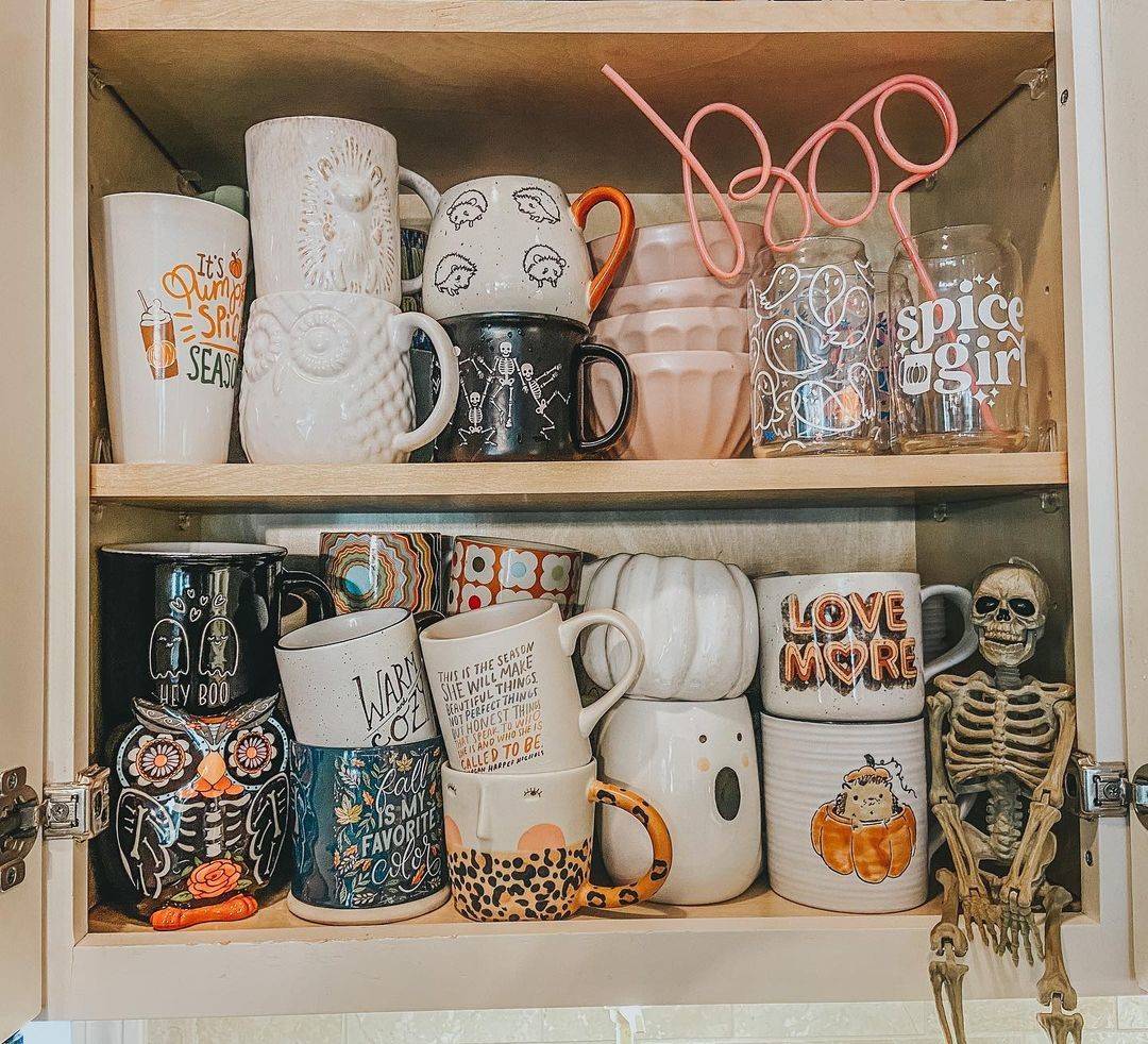 cận cảnh kệ để cốc cà phê trang trí theo phong cách Halloween.