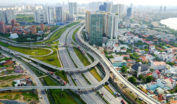 đường nhiều tầng nh&igrave;n từ tr&ecirc;n cao, xung quanh l&agrave; c&aacute;c t&ograve;a nh&agrave; cao tầng