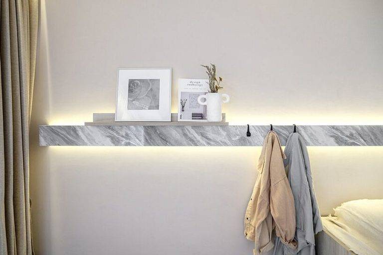 Kệ nổi mỏng bằng đ&aacute; cung cấp th&ecirc;m kh&ocirc;ng gian lưu trữ trong căn hộ nhỏ.