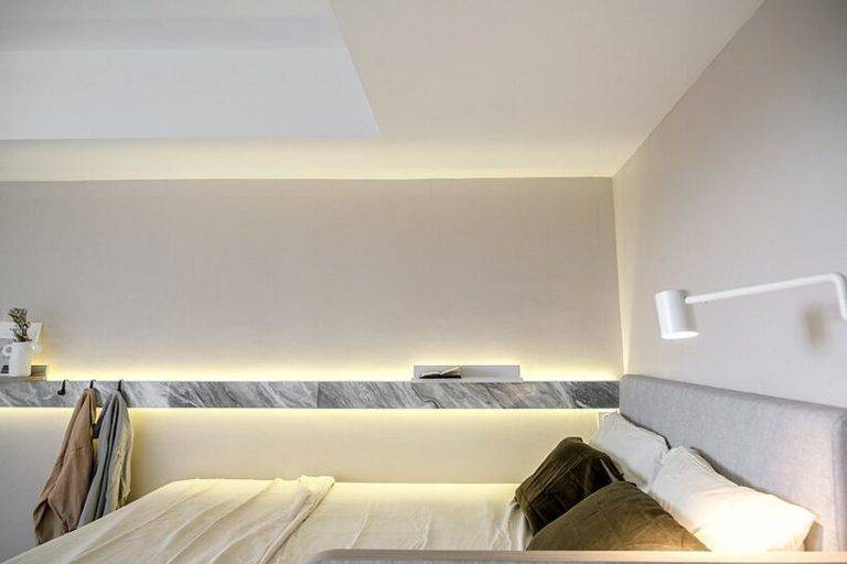 Dải đ&egrave;n LED chiếu s&aacute;ng kệ nổi tạo điểm nhấn ấm &aacute;p, sinh động cho kh&ocirc;ng gian ph&ograve;ng ngủ.