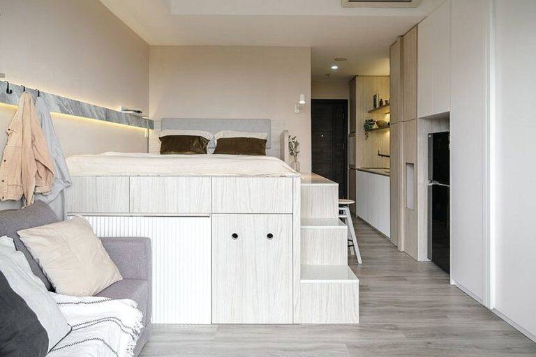 Trung t&acirc;m căn hộ si&ecirc;u nhỏ l&agrave; khối hộp đa chức năng với giường ngủ ở tầng tr&ecirc;n, ph&iacute;a dưới t&iacute;ch hợp tủ kệ lưu trữ nhằm tận dụng triệt để diện t&iacute;ch s&agrave;n.