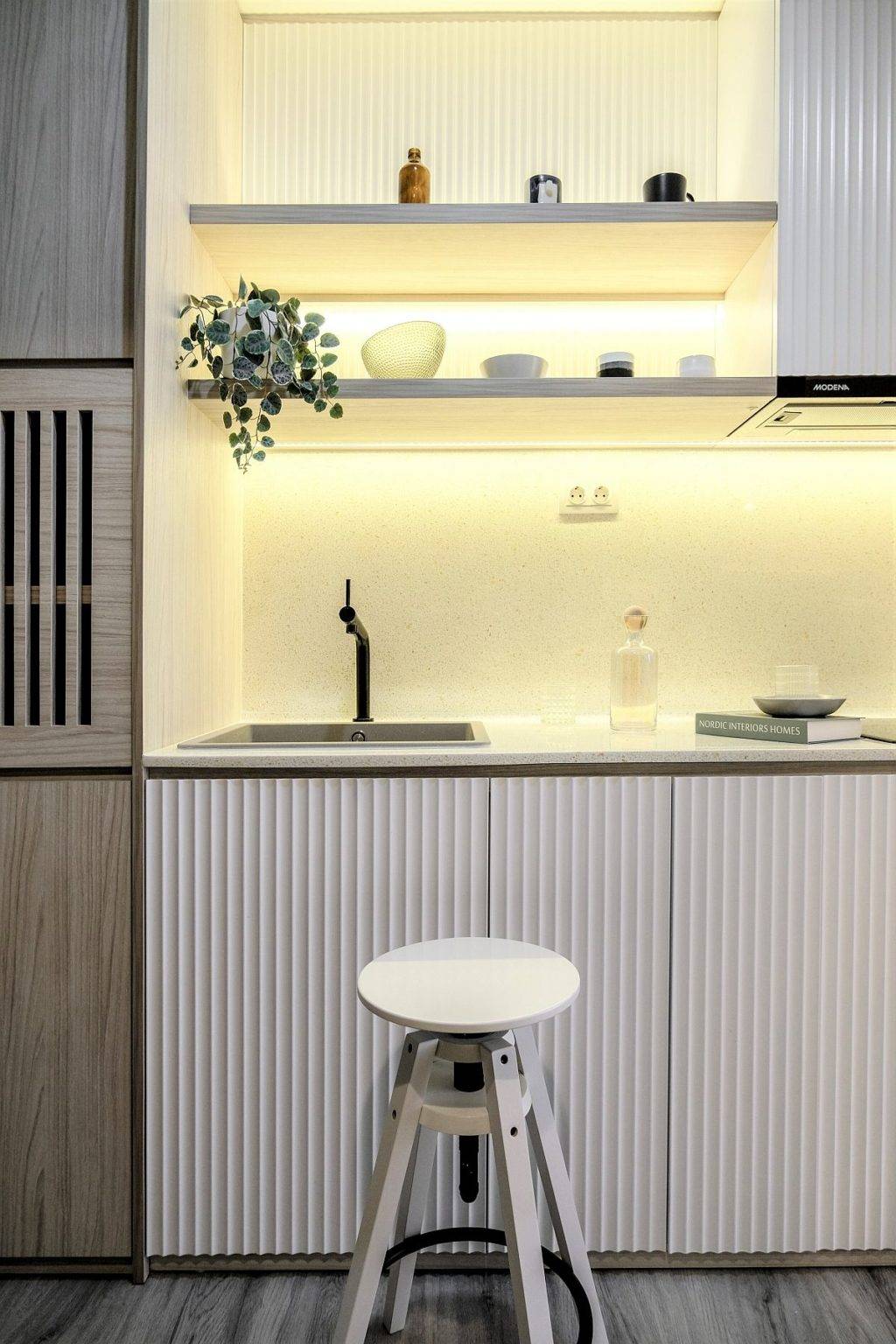 Căn bếp nhỏ với &aacute;nh s&aacute;ng lộng lẫy thu h&uacute;t mọi &aacute;nh nh&igrave;n.