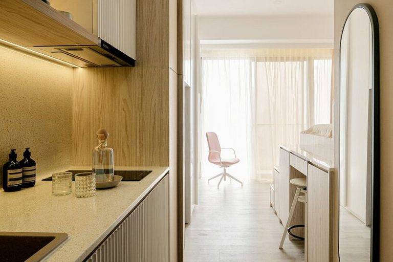 Kh&ocirc;ng gian sinh hoạt trong căn hộ si&ecirc;u nhỏ 25m2 nh&igrave;n từ ph&ograve;ng tắm.