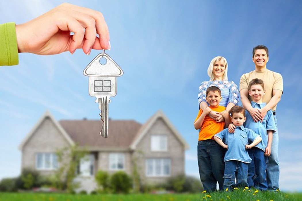 h&igrave;nh ảnh cận cảnh ch&igrave;a kh&oacute;a h&igrave;nh ng&ocirc;i nh&agrave;, b&ecirc;n cạnh l&agrave; gia đ&igrave;nh người nước ngo&agrave;i