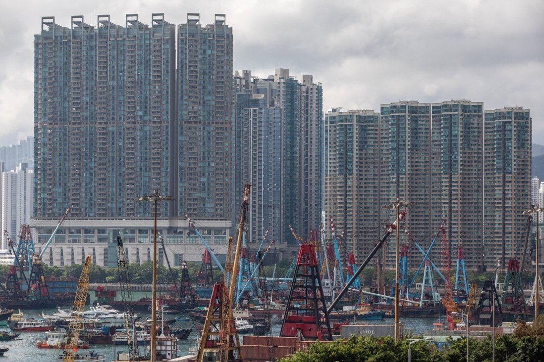Khu phức hợp One SilverSea (tr&aacute;i) v&agrave; Island Harbourview ở Hong Kong.