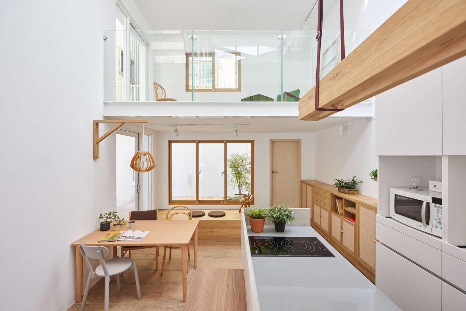 Mẫu thiết kế nội thất nh&agrave; cấp 4 c&oacute; g&aacute;c lửng kh&aacute;c m&agrave; bạn c&oacute; thể tham khảo. Nếu chuộng phong c&aacute;ch Nhật tối giản, th&igrave; bạn kh&ocirc;ng n&ecirc;n bỏ qua gợi &yacute; n&agrave;y.