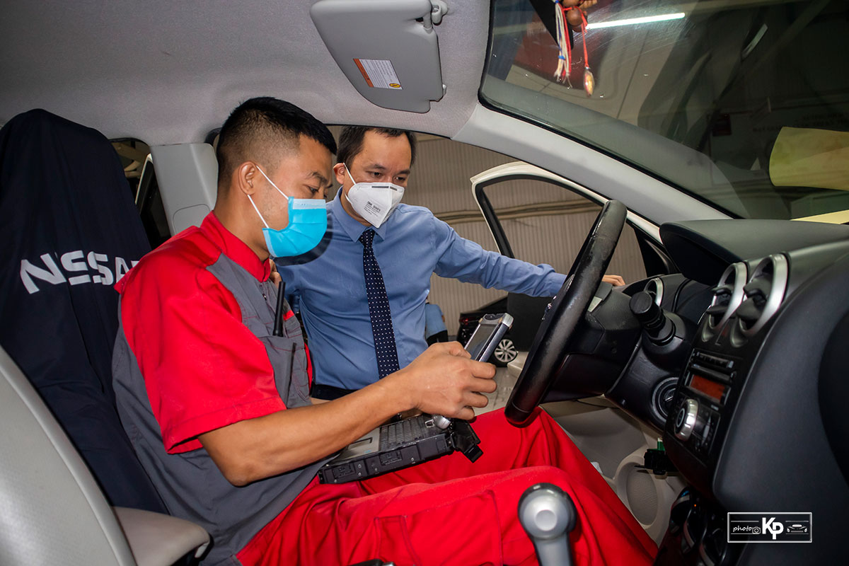 Kiểm tra xe cũ tại hãng có các thiết bị chuyên dụng.
